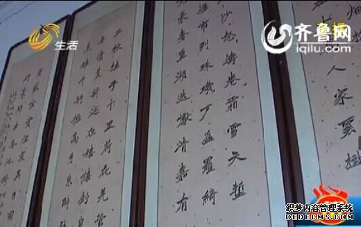 墙上挂满了他爸爸写的字，志昊不愿意相信，爸爸现在已经不能写字了。（视频截图）