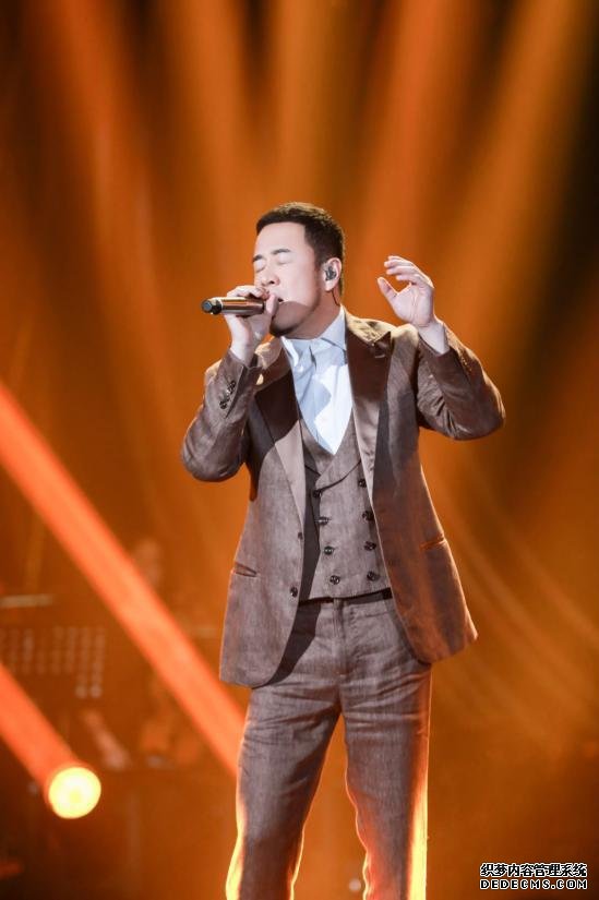 《歌手》杨坤以歌声传递心声 《真的很在乎》诠释人生感悟