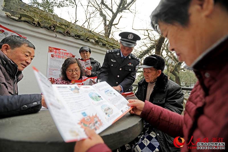 2月26日，宁波市奉化区公安民警在公园开展扫黑除恶宣传。章勇涛 摄