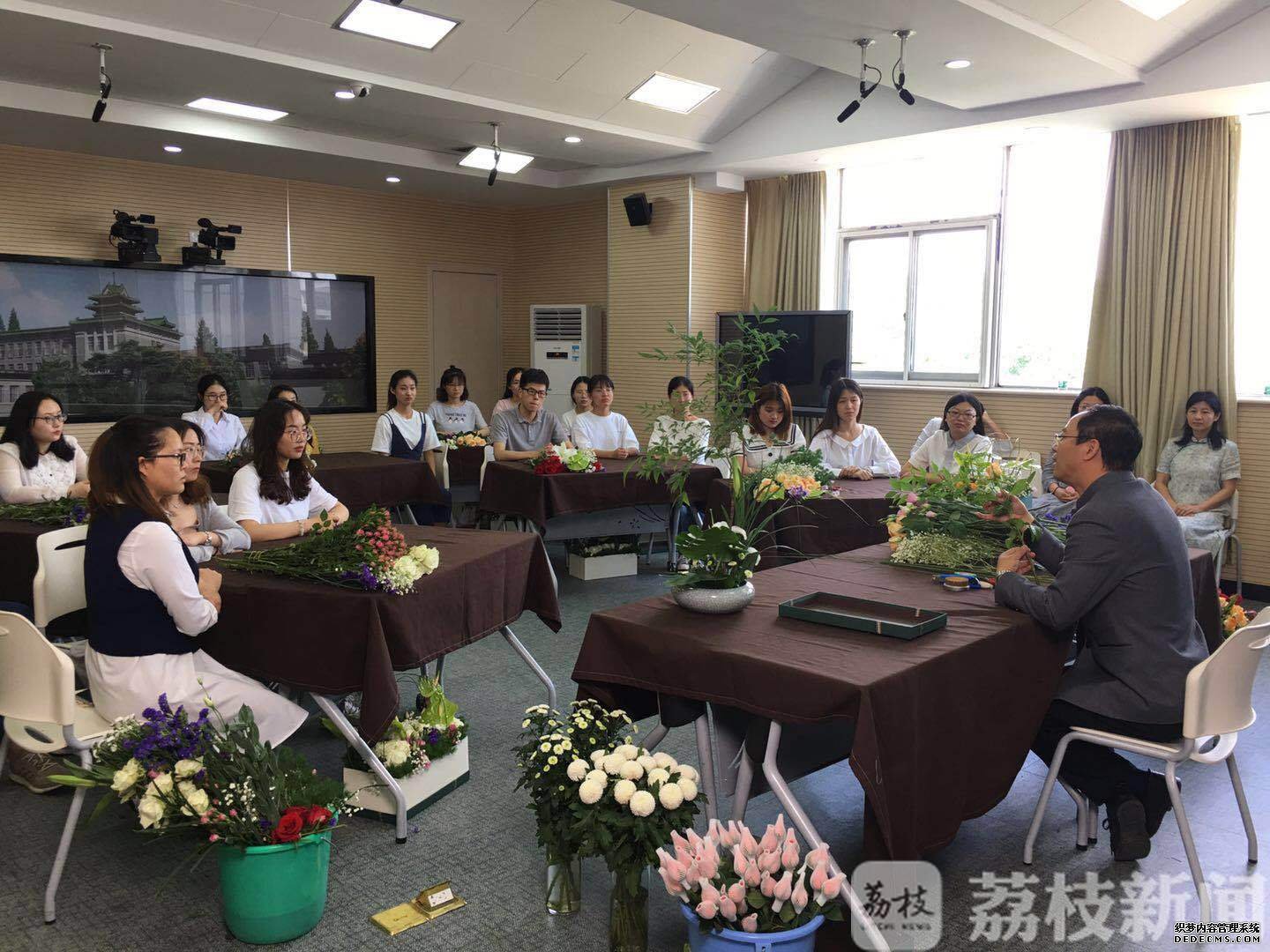 鲜花与心灵的美丽邂逅！这所大学教学生插花感悟人生