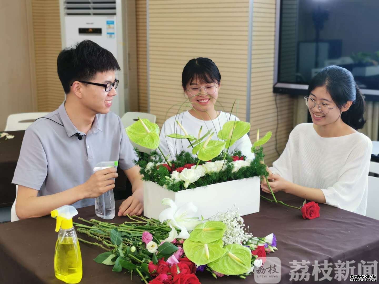 鲜花与心灵的美丽邂逅！这所大学教学生插花感悟人生