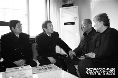 2月15日,自治区党委常委、政法委书记、公安厅厅长苏德良(左二)、公安厅副厅长高振宇(左一)看望姚志军的家人。