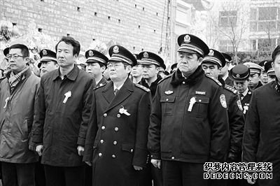 自治区公安厅副厅长高振宇(右二)、银川市公安局局长贾奋强(右一)、灵武市人大党组副书记郑学文(右三)在姚志军遗体告别仪式上。
