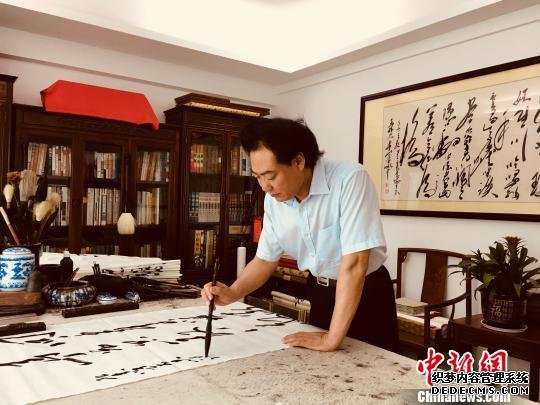 图为著名毛体书法家、广东恵州市主席安想珍精心创作以“马克思的名言警句和当代中国共产党人的经典语录”为题材的毛体诗书艺术作品。　宋秀杰 摄