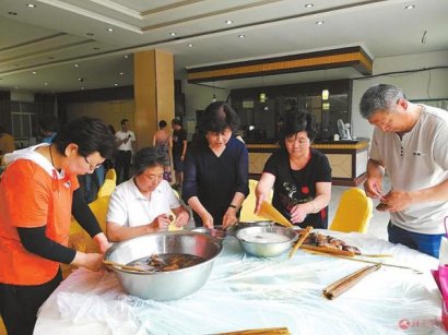 市委党校开展“端午节·诵经典话家风包粽子”主