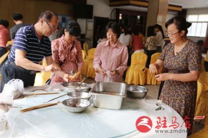 市委党校举行“诵经典话家风包粽子”主题活动
