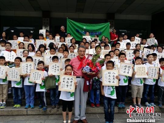 湖南八旬院士亲笔书写100余幅名人名言赠送小学