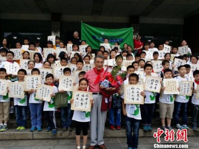 湖南八旬院士亲笔书写100余幅名人名言赠送小学