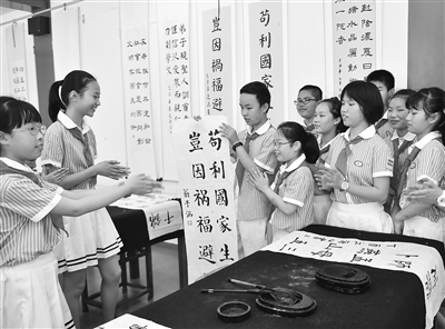 以书法形式学习名言警句的学生