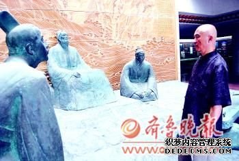 蔡德贵在参观孔子侍讲雕像。本报记者曾现金摄