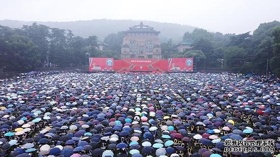 6月22日，武汉大学举行2018年毕业典礼，万余名师生坚持在雨中完成毕业典礼，气氛感人。 东方IC 图