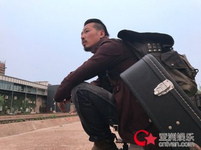 纪海星新专同名主打《痞子诗人》首发 用音乐感
