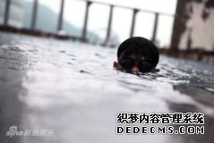 张晓晨泳池写真身材健硕真情真性感悟人生(图)