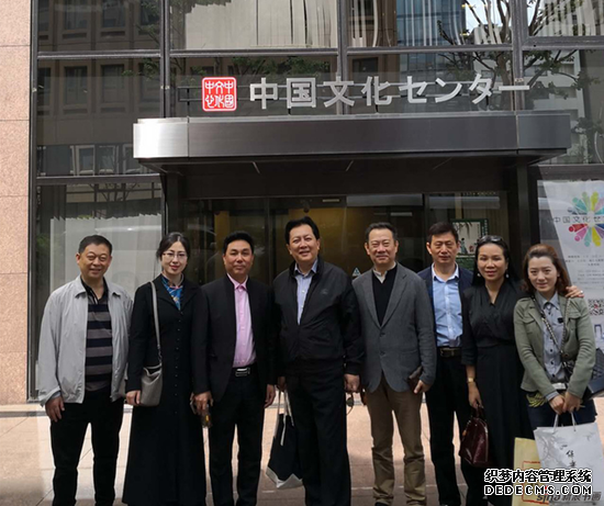 二0一八年四月中国书画代表团赴日书画展全体成员在展览现场日本中国文化中心合影