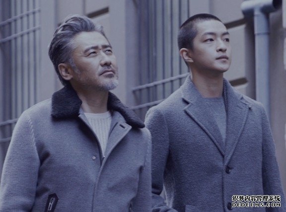 吴秀波漫步米兰街头 倾情分享人生感悟