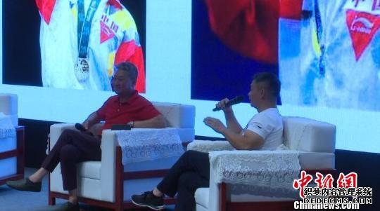 李小双、黄玉斌专场访谈交流会在上海体育学院举行。　郭容 摄