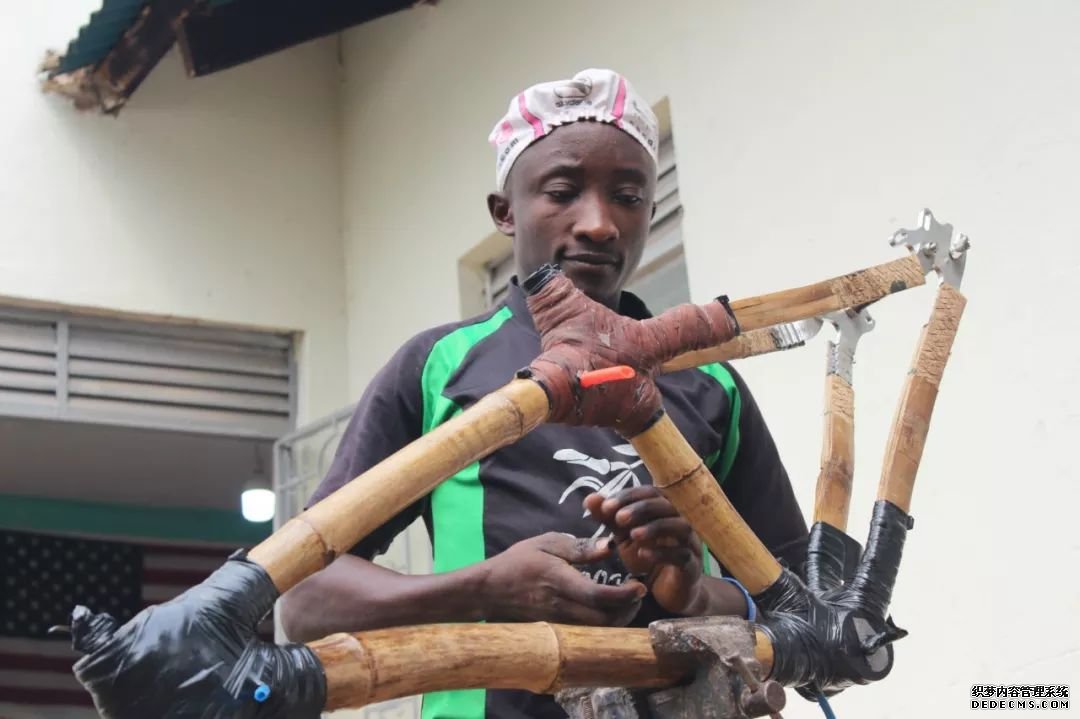非洲小伙用竹子造单车 环保又拉风
