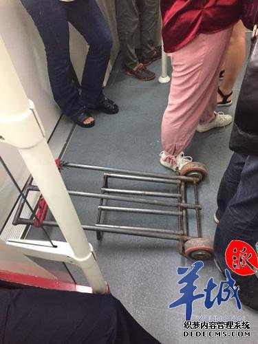 广州地铁拟禁止折叠自行车进站 市民有赞有弹