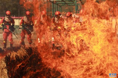 甘肃森林消防员开展灭火演练 上演现实版“烈火