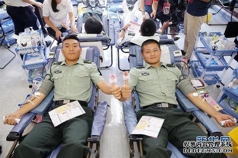 解放军驻港部队为香港市民无偿献血