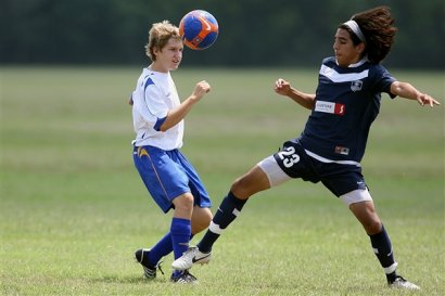 研究发现踢足球会对大脑造成伤害