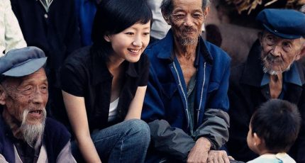 柴静《看见》经典语录摘抄:有些笑容背后是紧咬牙关的灵魂