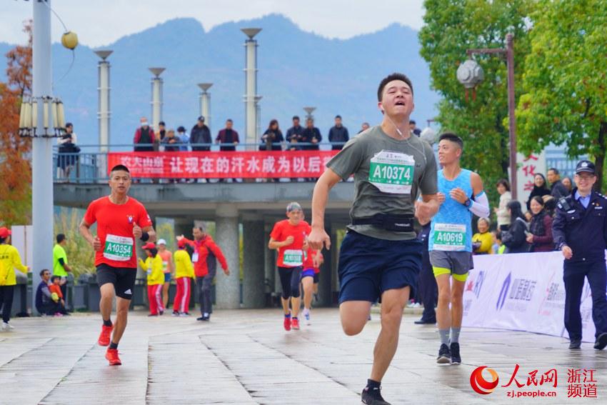 比赛中的运动员 神仙居绿道马拉松组委会供图