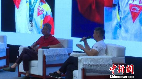 李小双、黄玉斌专场访谈交流会在上海体育学院举行。　郭容 摄