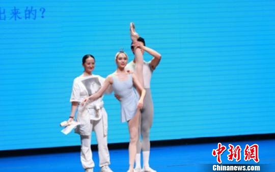冯英带领中央芭蕾舞团演员和中央芭蕾舞团学校的专业芭蕾舞学生现场示范芭蕾基训。　钟欣 摄