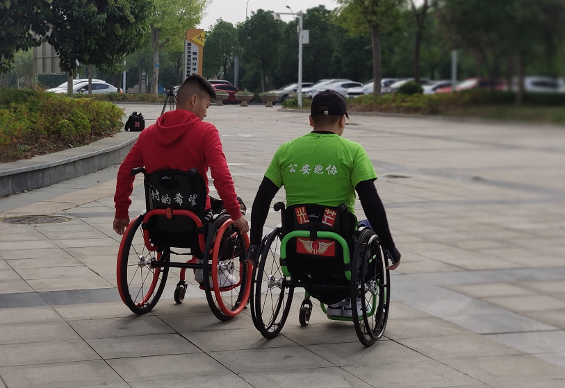 聚焦“荆马”：轮椅上的马拉松 感受不屈不挠人生