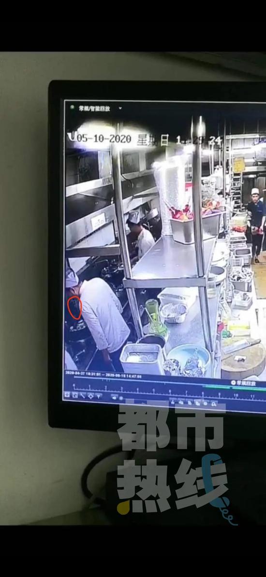 厨师向炒菜锅吐口水 西安苏福记城市立方店后厨监控视频曝光