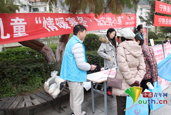 2016年11月29日，宁陕县志愿者开展广场征集情暖寒冬点亮微心愿关爱贫困儿童活动。徐天磊 供图