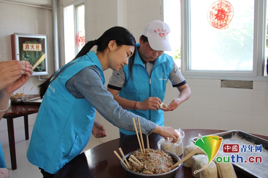 2017年5月27日，宁陕县志愿者在县中心敬老院开展青年之声“端午节敬老爱老”志愿服务活动。