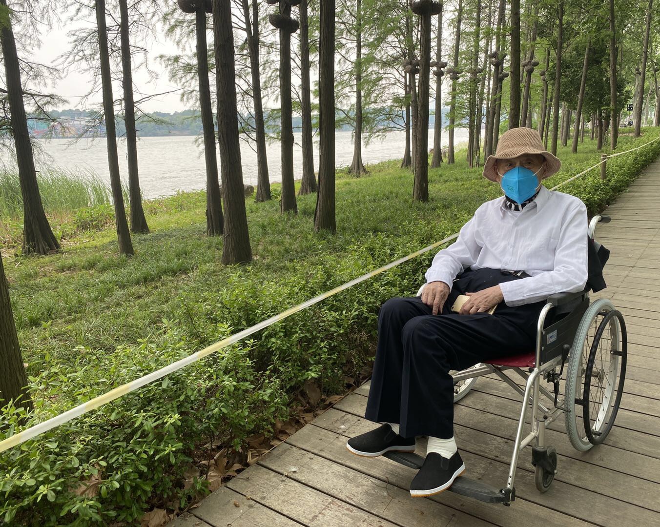 新冠肺炎痊愈后，韩老在公园散心。