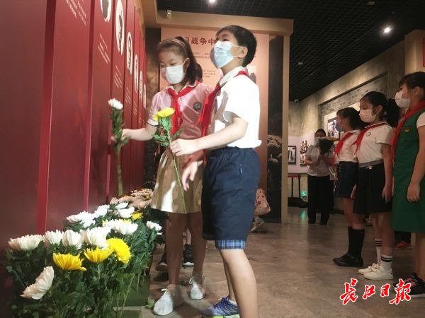 于烽火连天中感悟家国情怀，小学生“朗读者”