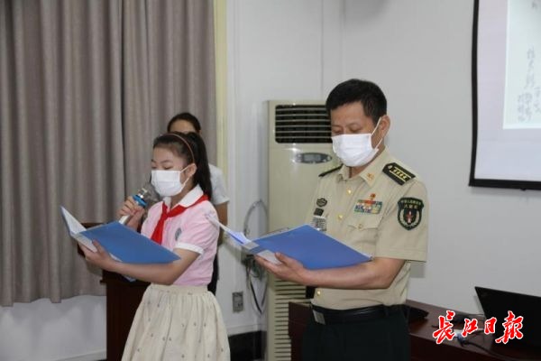 于烽火连天中感悟家国情怀，小学生“朗读者”