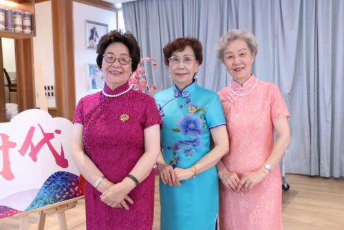 参加论坛的申园阿姨们钱福音（左）、陈爱珍（中）、徐惠君（右）