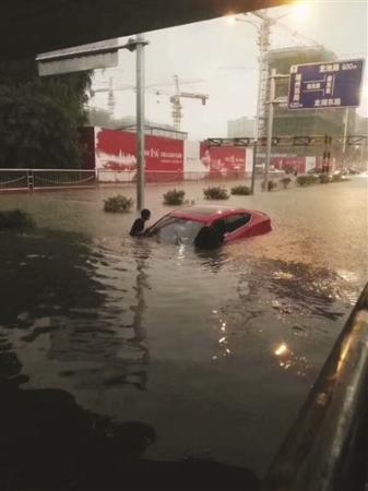 大雨中奶奶欲背孙女�水回家 城管见状立即开车