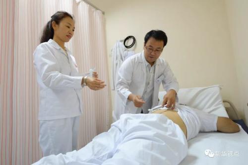 2017年8月10日，在科威特城，中国援科医疗队员为当地患者进行针灸治疗。从1976年开始，中国政府向科威特共派遣了11批医疗队。新华社发诺法勒摄
