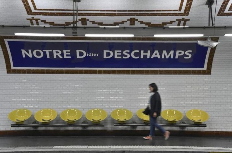 法国夺冠后花式狂欢 一夜之间连地铁站名字都改了
