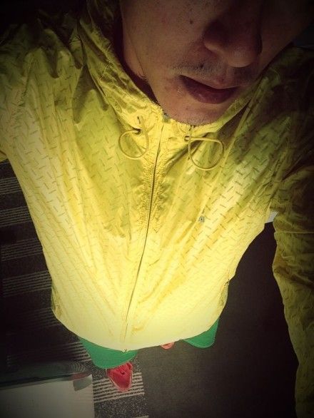 张震“黄绿红”运动衣出镜