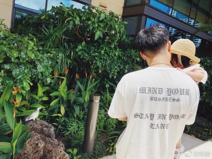 女儿奴陈赫带女儿去海边 一路抱着女儿不离手