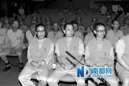 深圳“沙井新义安”特大黑社会组织案二审昨宣判，被告人陈�东、伍健东和刘少雄(从左至右)出庭。通讯员供图